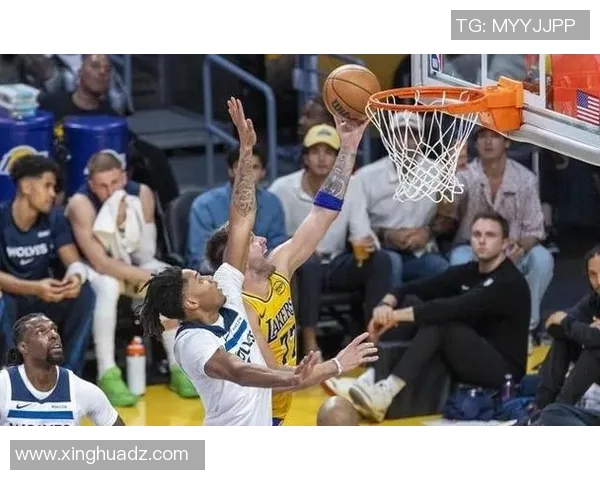 开拓者与湖人激战常规赛球迷期待精彩对决与精彩瞬间 开拓者与湖人激战常规赛球迷期待精彩对决与精彩瞬间